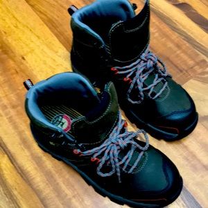Red wing steel toe working shoe. Size 7 women wore only one time. Like new